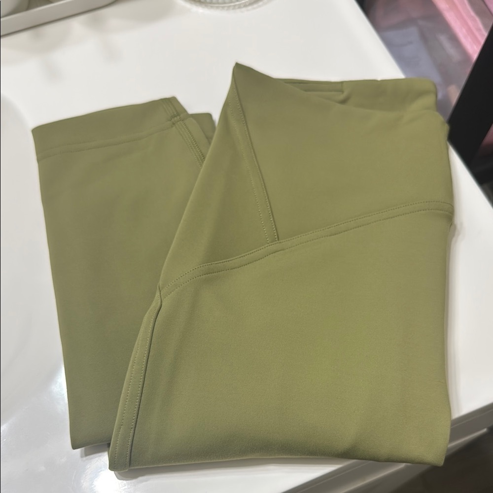 Lululemon: Sage Green Leggings (25 IN)